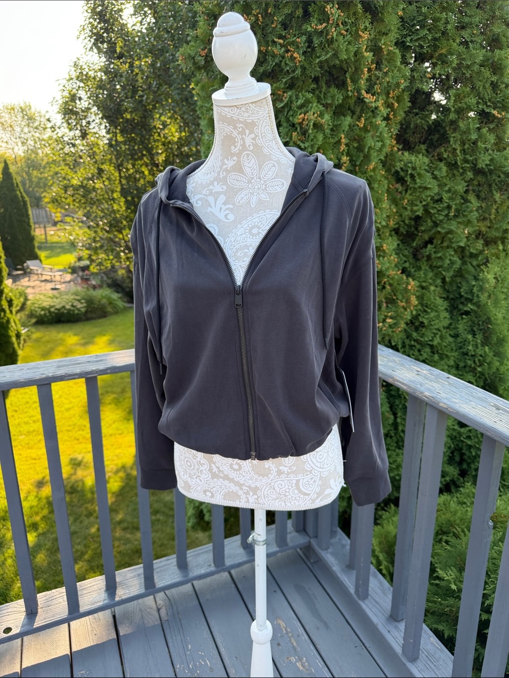 Athleta Women’s dark gray cropped hoodie Sz M